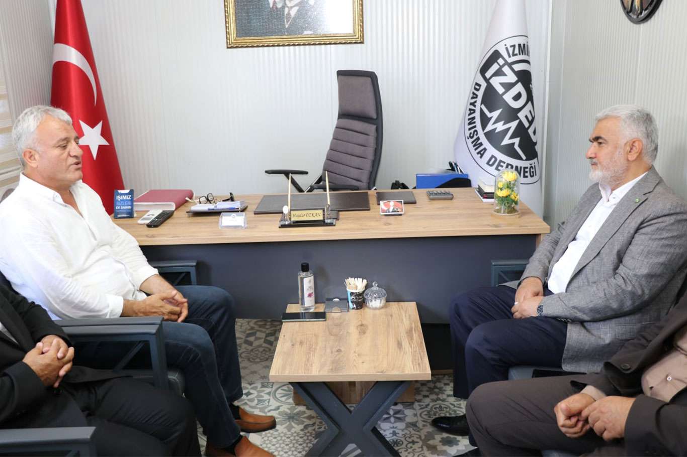 Yapıcıoğlu'ndan İzmir Depremzedeleri Dayanışma Derneği'ne ziyaret Yapıcıoğlu'ndan İzmir Depremzedeleri Dayanışma Derneği'ne ziyaret